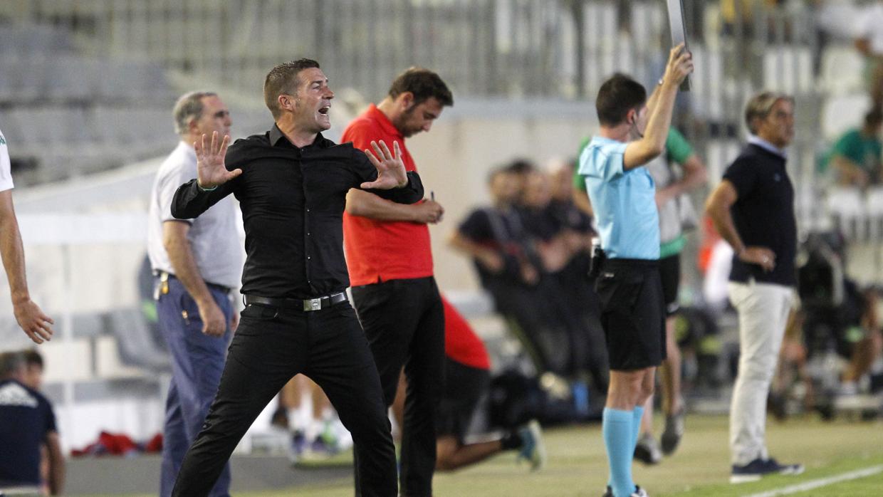 Luis Carrión pide presión a sus jugadores durante la cita ante el Real Zaragoza