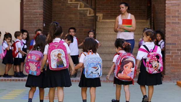 La confusión por tráfico y horarios marcan el inicio del curso escolar en Córdoba