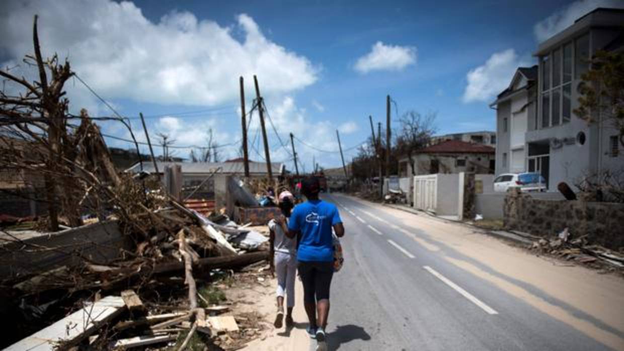 Una mujer y una niña pasean junto a parte de los destrozos provocados por Irma en Saint Martin