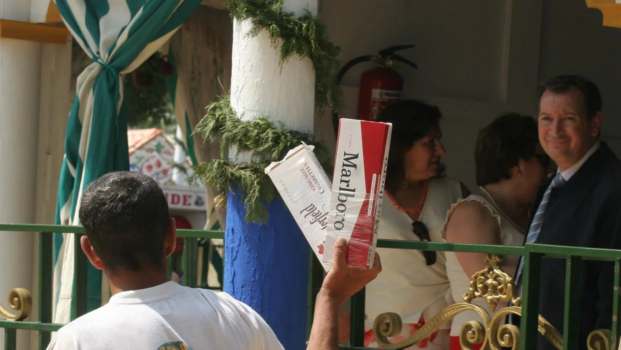 Um hombre ofrece tabaco en la Feria de Sevilla