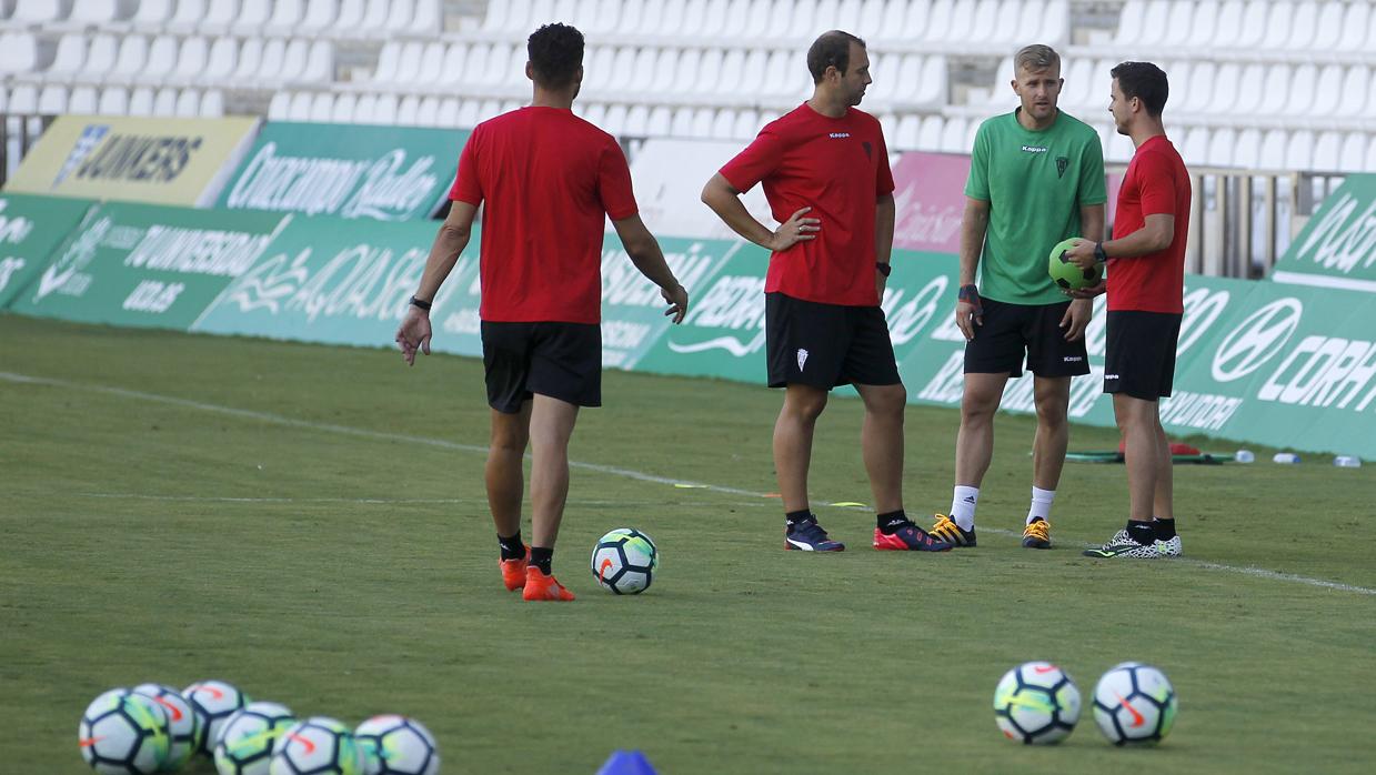 El portero del Córdoba CF Pawel Kieszek habla miembros del cuerpo técnico en el estadio