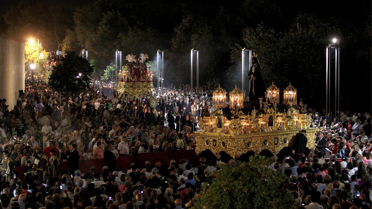 El Rescatado, con el Señor de las Penas al fondo durante el Vía Crucis Magno