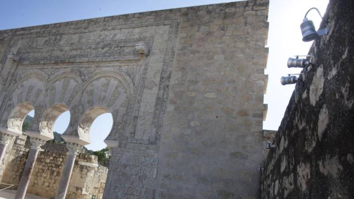 Detalle (a la derecha) de algunos de los focos instalados en Medina Azahara