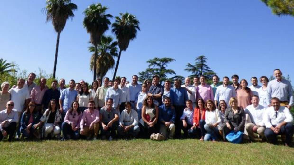 Foto de familia de los portavoces del PP en la provincia, antes del encuentro mantenido hoy