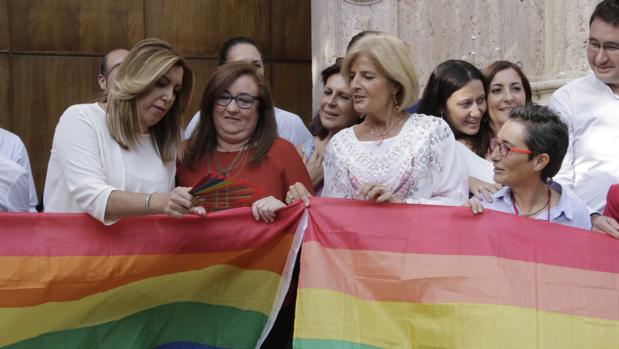 La norma a favor del colectivo homosexual que el PP no quiere para España pero sí apoyó en Andalucía