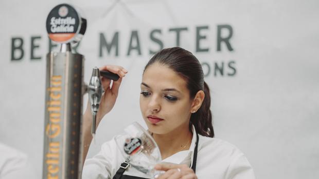 Una lucentina, subcampeona del campeonato de tirar cerveza de Andalucía