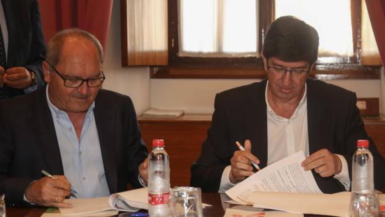 El socialista Juan Cornejo firma el acuerdo junto al portavoz de Ciudadanos, Juan Marín