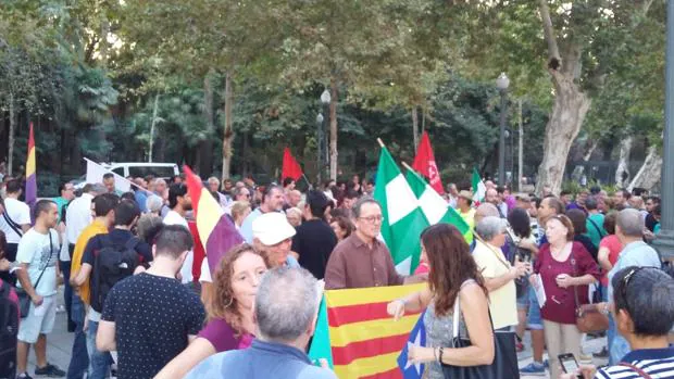 Podemos Andalucía e IULV-CA se concentran ante las sedes andaluzas del Gobierno en apoyo al separatismo