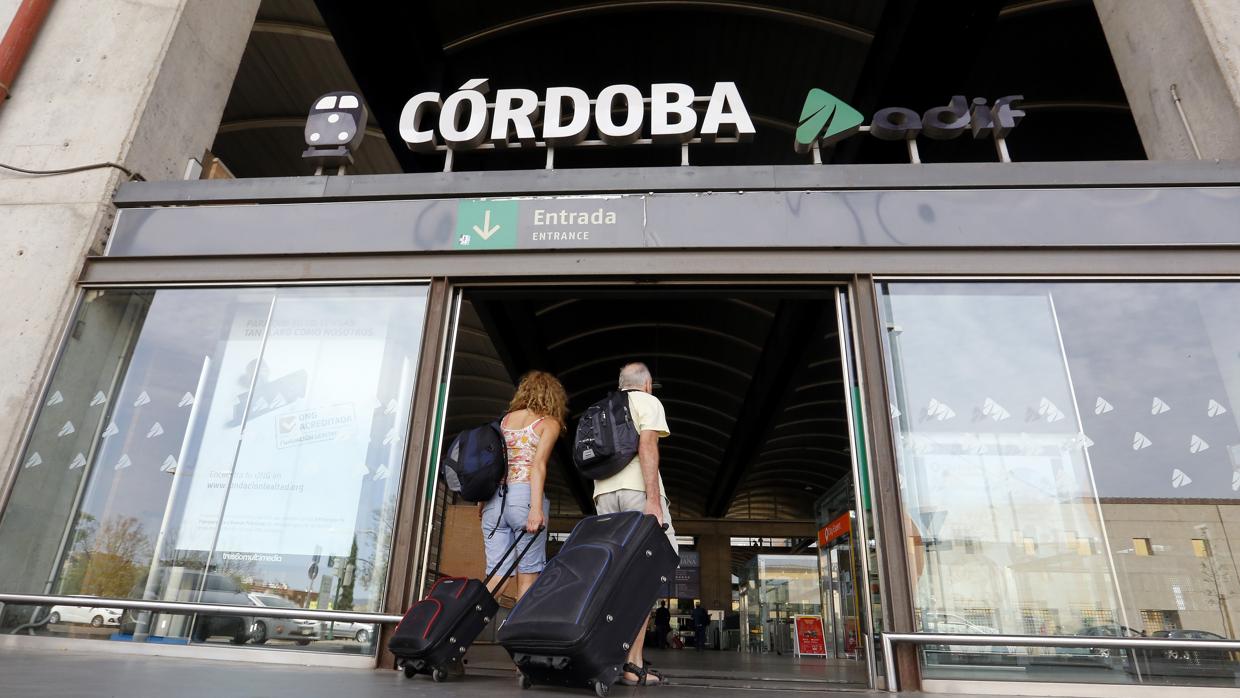 Dos personas entran en la estación de trenes de Córdoba