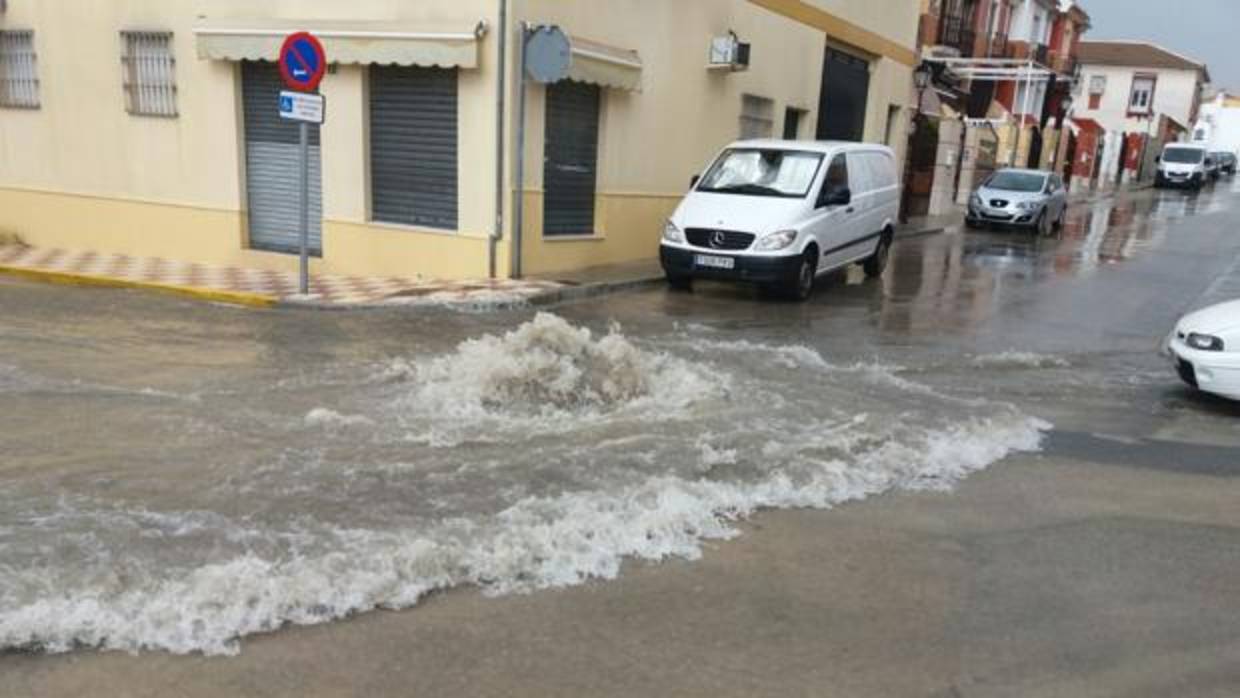 Calle anegada en Lucena tras la tomenta del pasado agosto