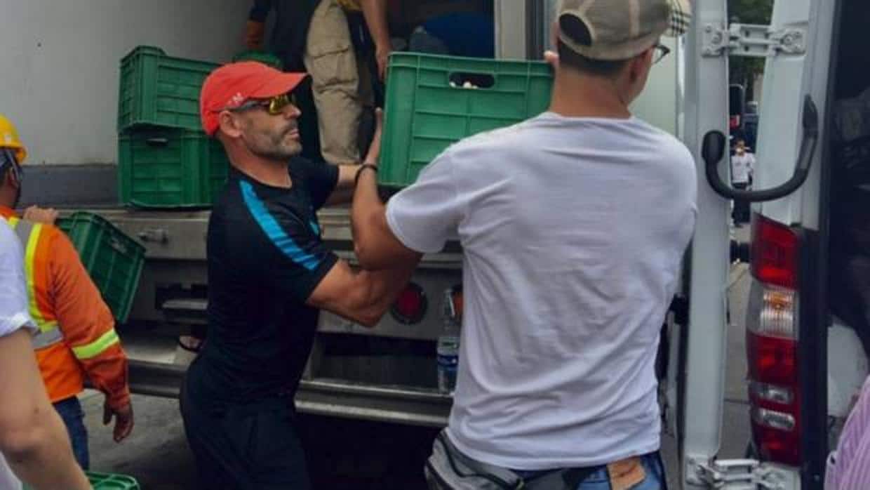 El cordobés Paco Jémez, con gorra roja, ayuda en el terremoto de México