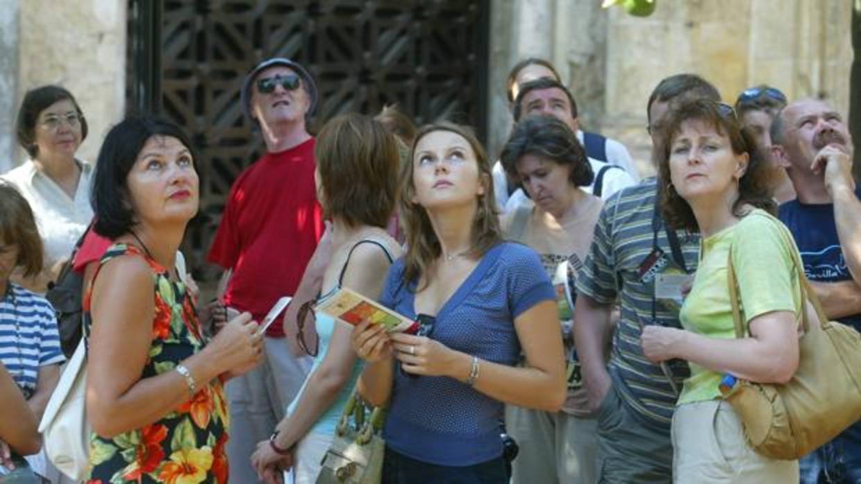 Turistas en el Patio de los Naranjos de la Mezquita-Catedral de Córdoba