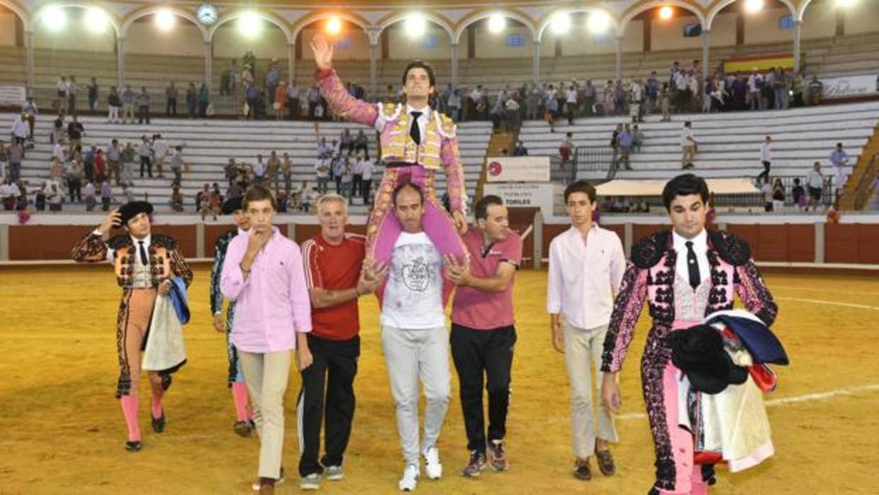 Garrido, saliendo a hombros del Coso de los Llanos de Pozoblanco