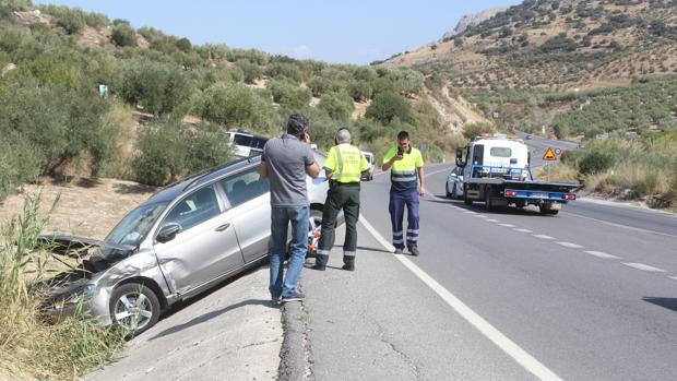 Accidente sin heridos en la A-318 en la cuesta de Doña Mencía