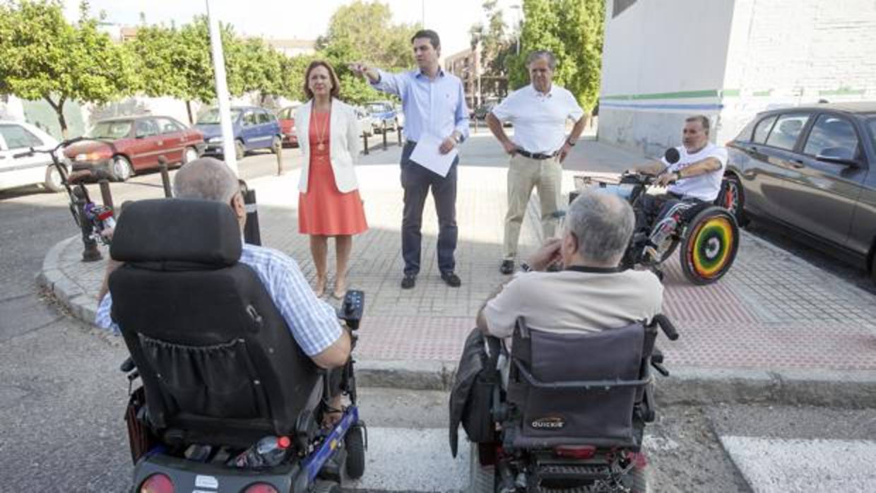 El portavoz municipal del PP, ayer en la calle Melilla con integrantes de «Cota Cero»