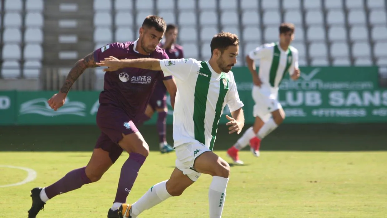 Jordi Ortega avanza con el esférico durante el Córdoba CF B-Jumilla FC