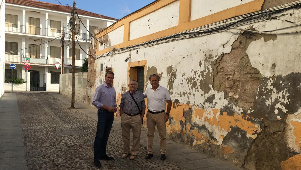 Los concejales del PP, Fuentes y Moreno junto al presidente de la asociación de vecinos del barrio, Rafael Soto