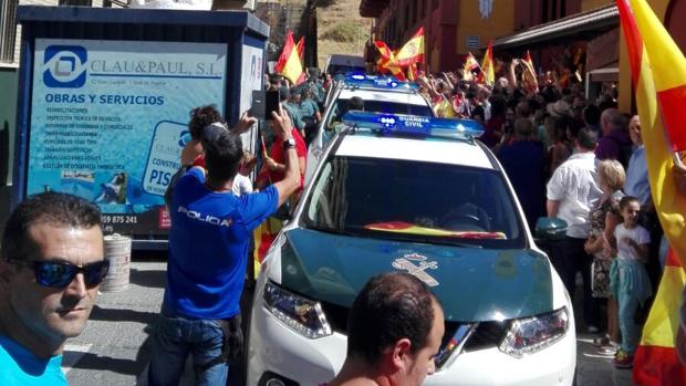 Huelva despide entre vítores a los guardia civiles que parten hacia Cataluña