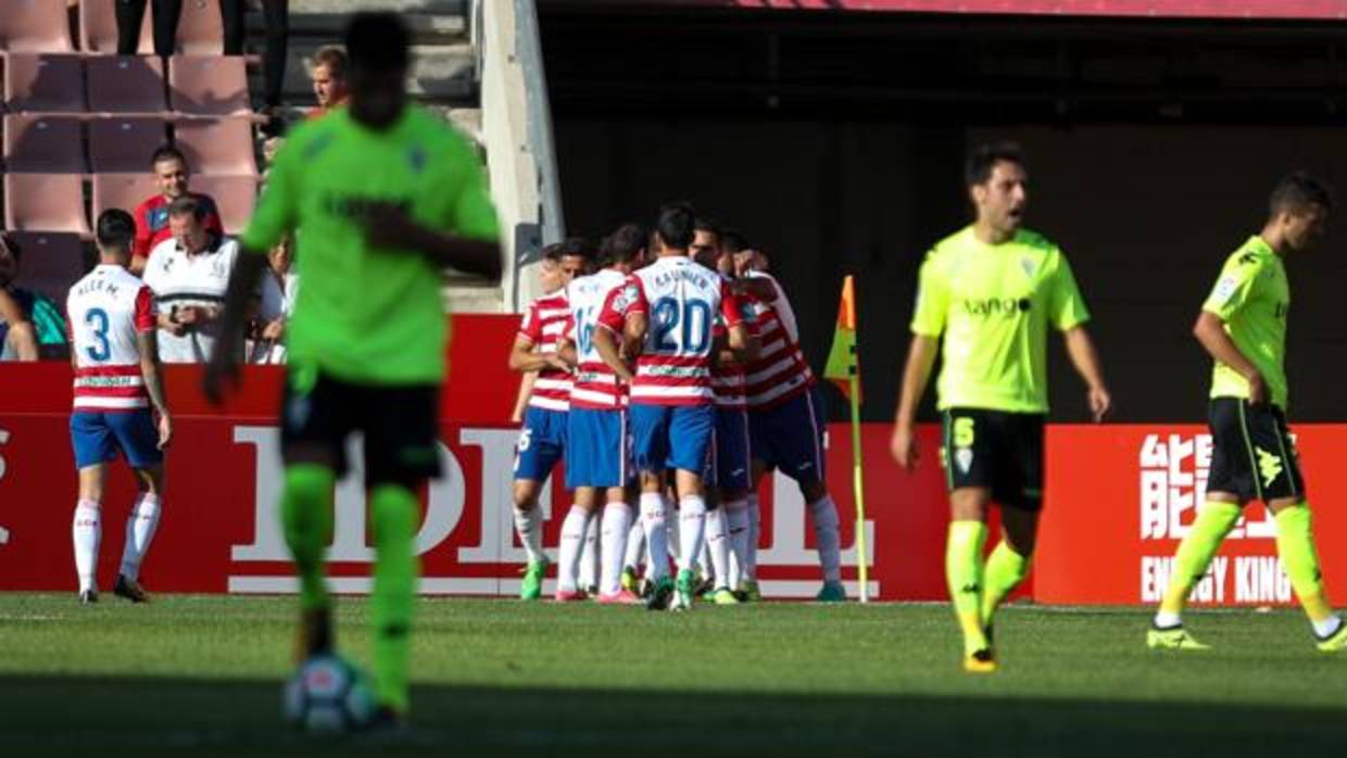 Los jugadores del Granada celebran el 1-0