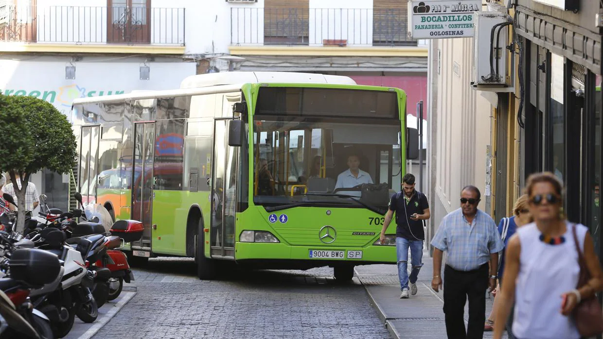 Un autobus de Aucorsa toma la calle Alfonso XIII tras girar desde Alfaros