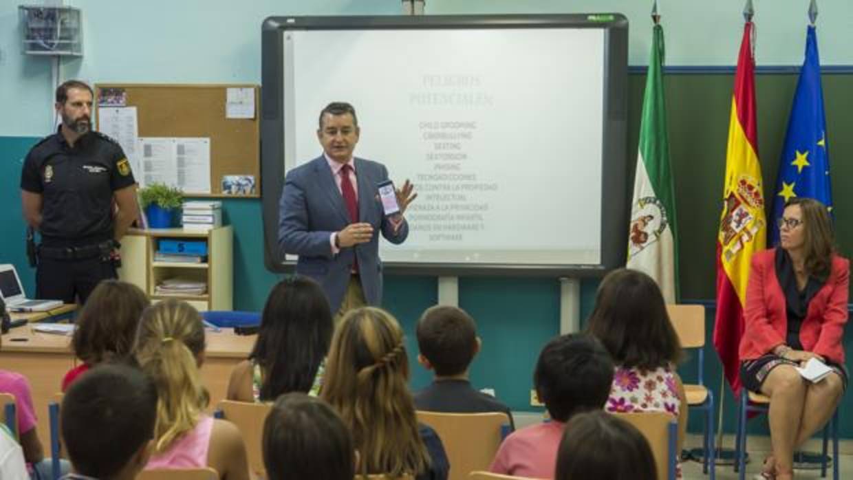 El delegado del Gobierno en Andalucía el martes en un colegio de Sevilla