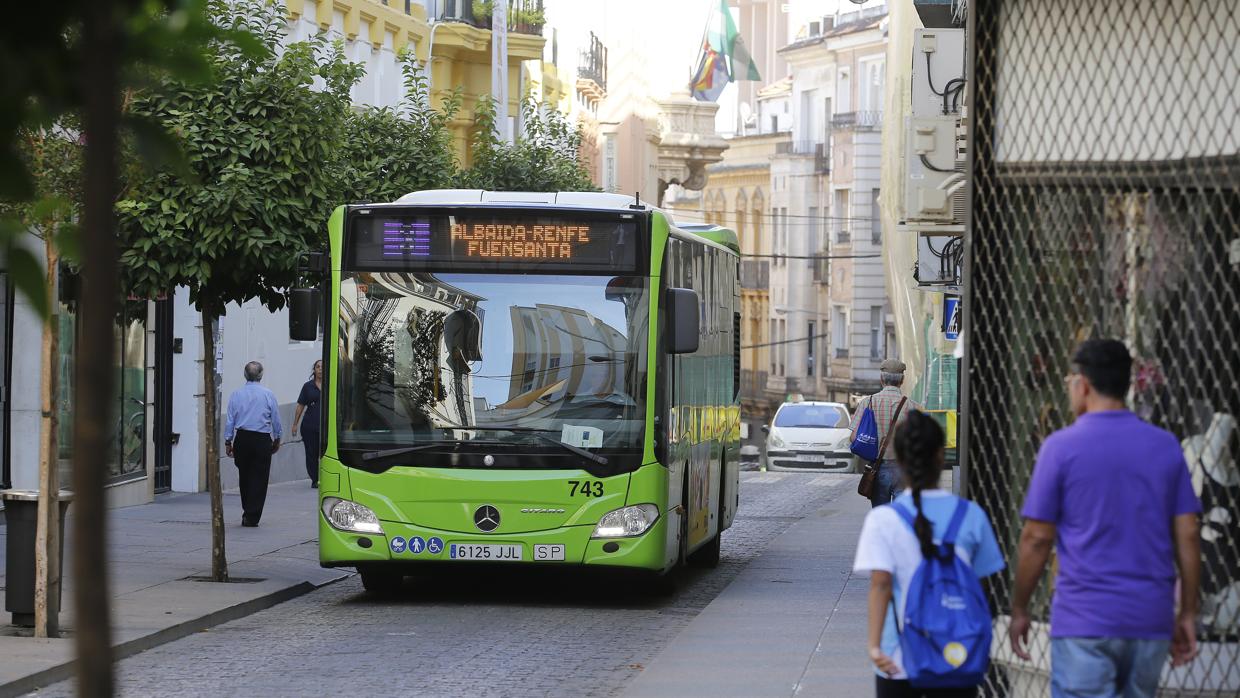 Un autobús de Aucorsa circula por una céntrica calle de Córdoba