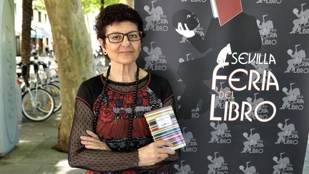 Ángeles Mora: «La poesía ayuda a descubrir tu manera de ser»