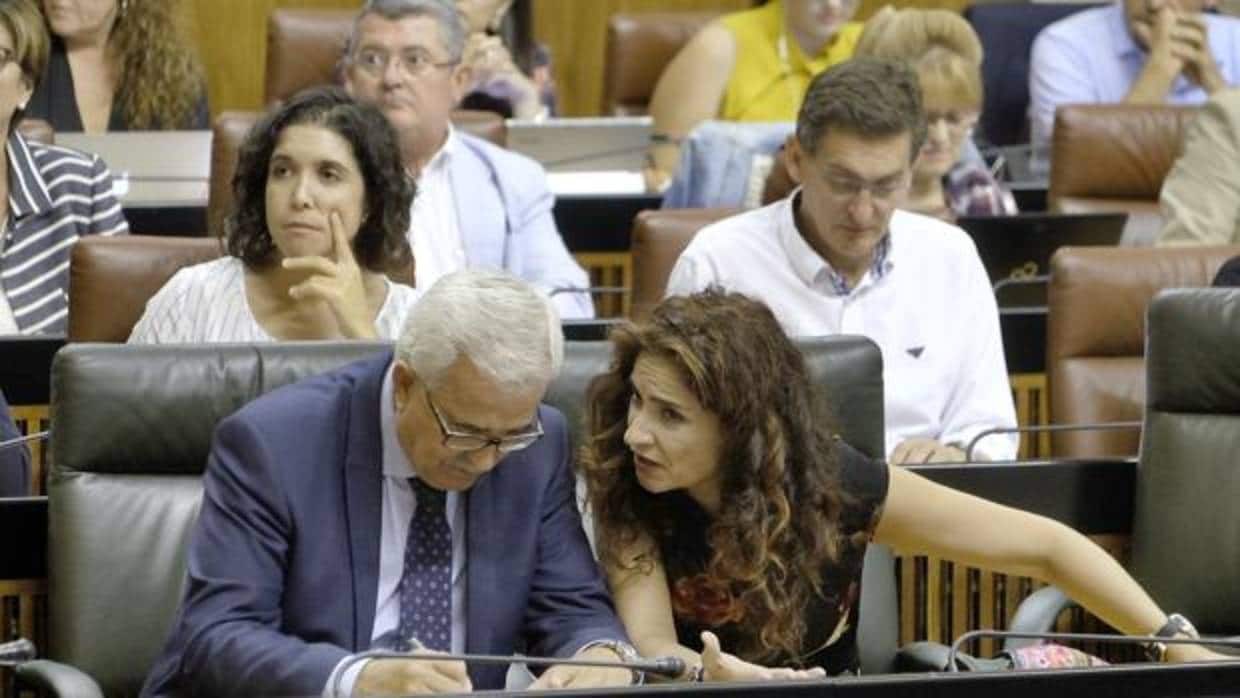 Jiménez Barrios y María Jesús Montero en el Parlamento el miércoles