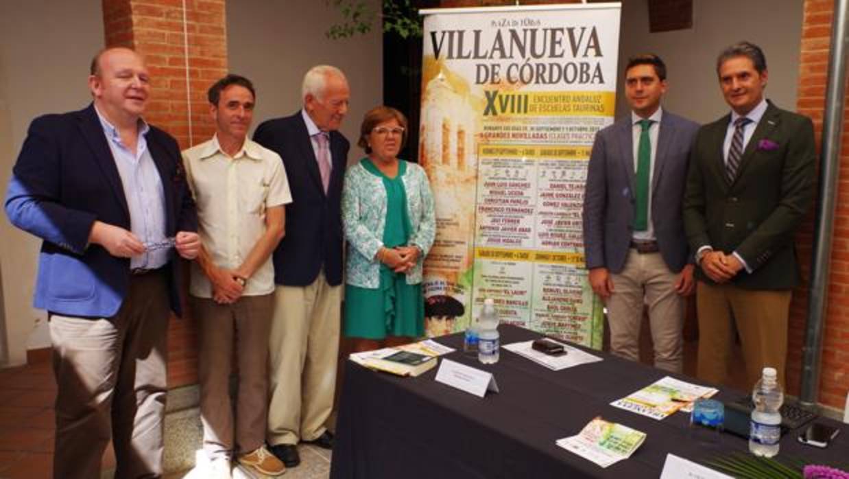 La alcaldesa de Villanueva de Córdoba junto a ponentes de la jornadas taurinas