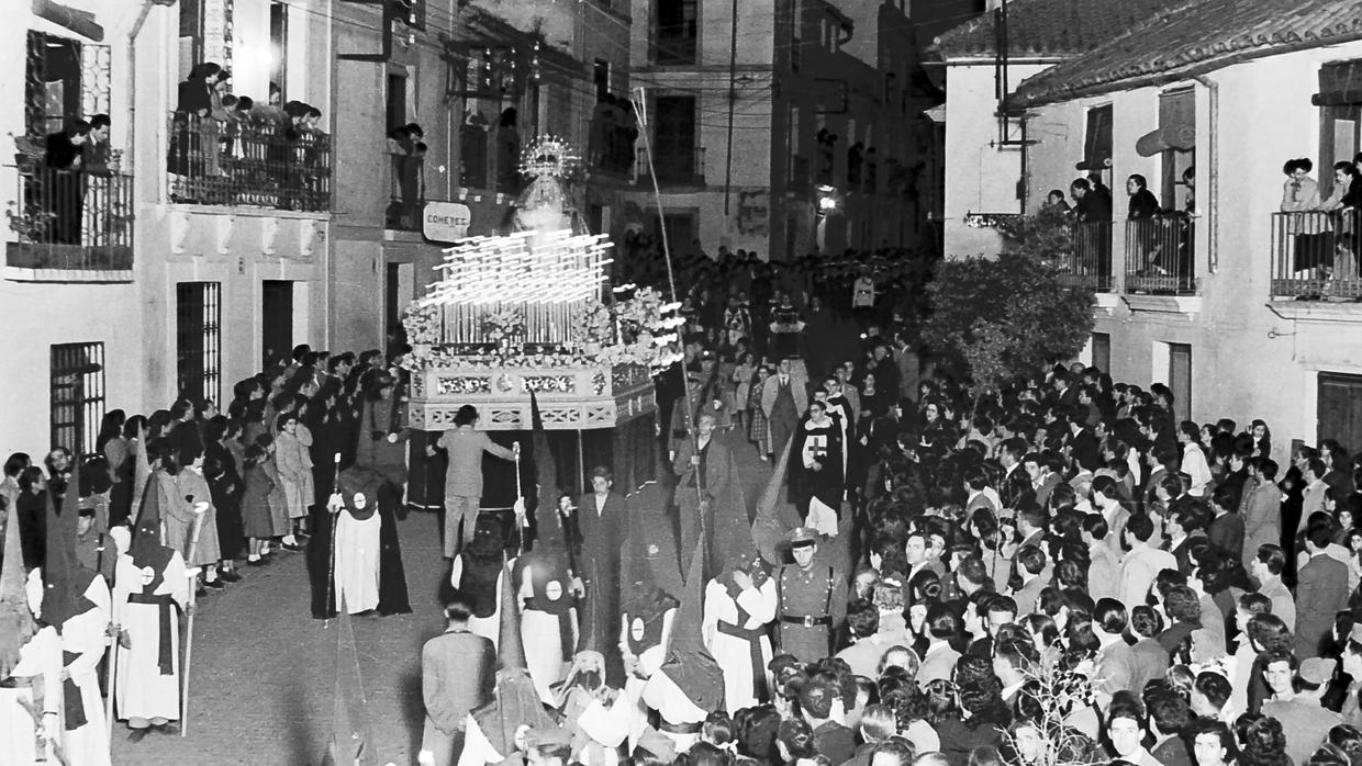 Paso de la Virgen de la Amargura por Alfaros en 1949