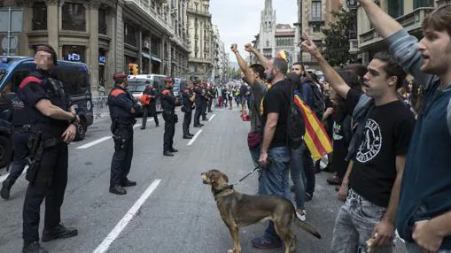 Escrache a las Fuerzas de Seguridad durante la huelga general convocada en Cataluña
