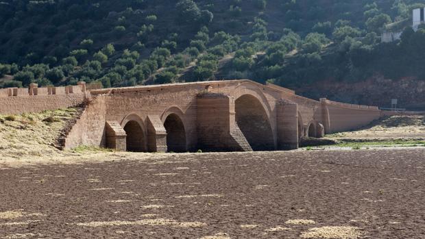 Sólo hay agua en los pantanos de Andalucía para un año