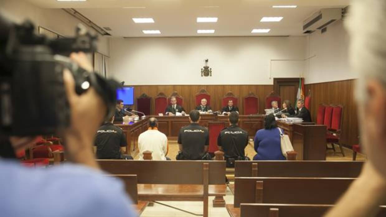 Los acusados, antes del comienzo del juicio, hoy, en la Audiencia Provincial de Córdoba