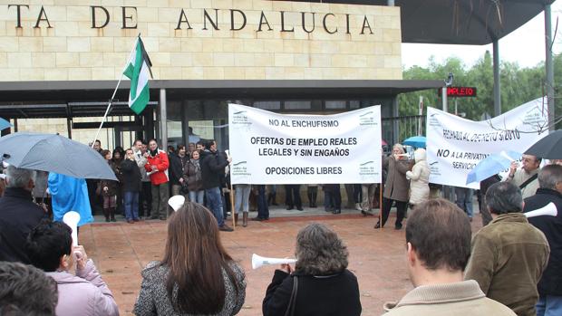 La Junta de Andalucía da derechos de funcionarios al personal de su «administración paralela»