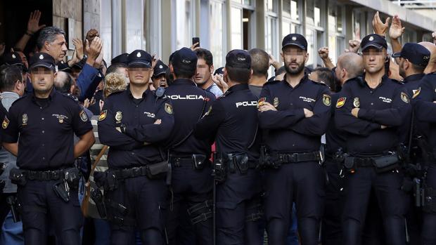 Los guardias civiles de Barcelona a sus compañeros: «Vosotros os vais, pero nosotros nos quedamos»