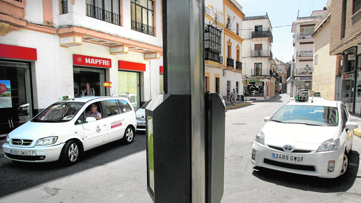 Taxis aparcados en la parada junto a la plaza de Colón