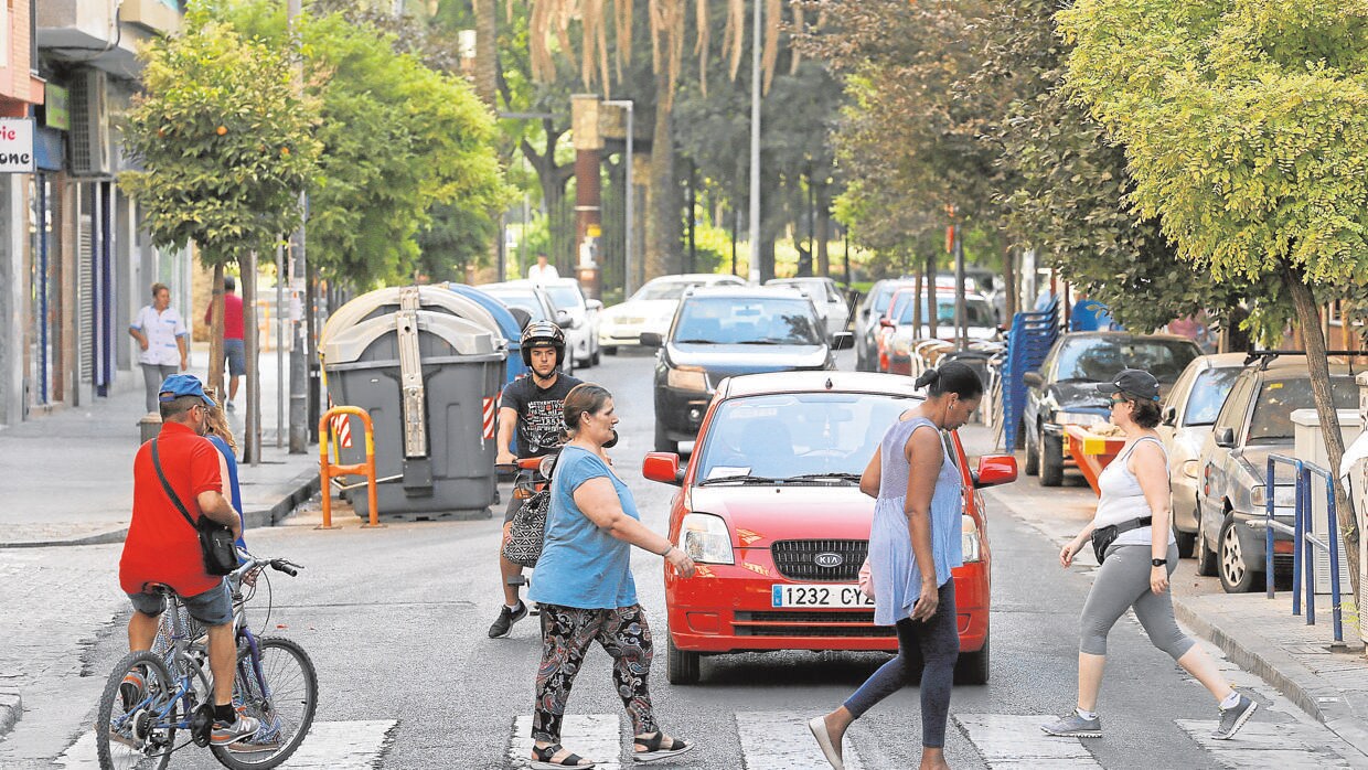 Varios vehículos esperan en un paso de peatones en la calle Antonio Maura