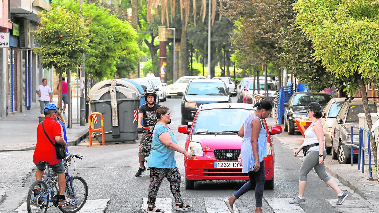 Varios vehículos esperan en un paso de peatones en la calle Antonio Maura