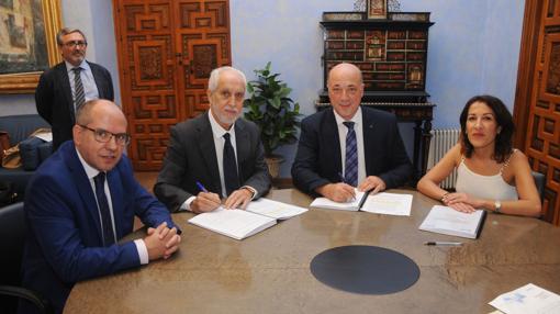 Firma del acuerdo entre Adif y la Diputación