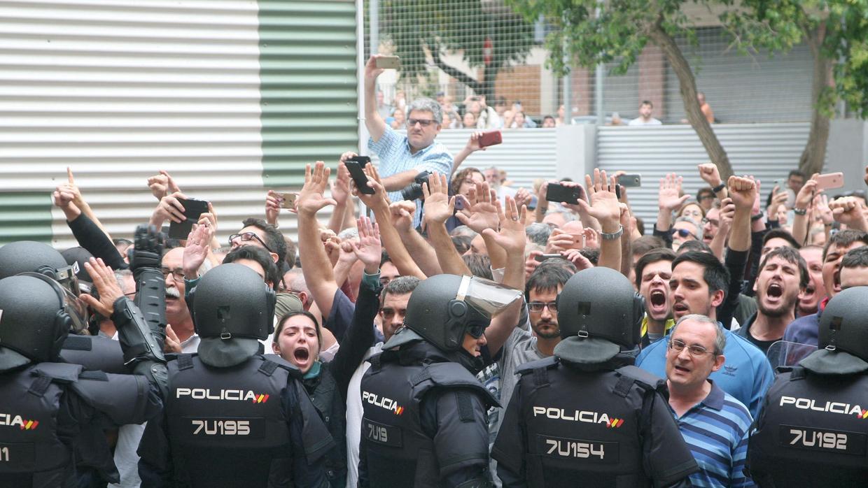 Efectivos de la UPR de la Policía en Cataluña durante el 1-O