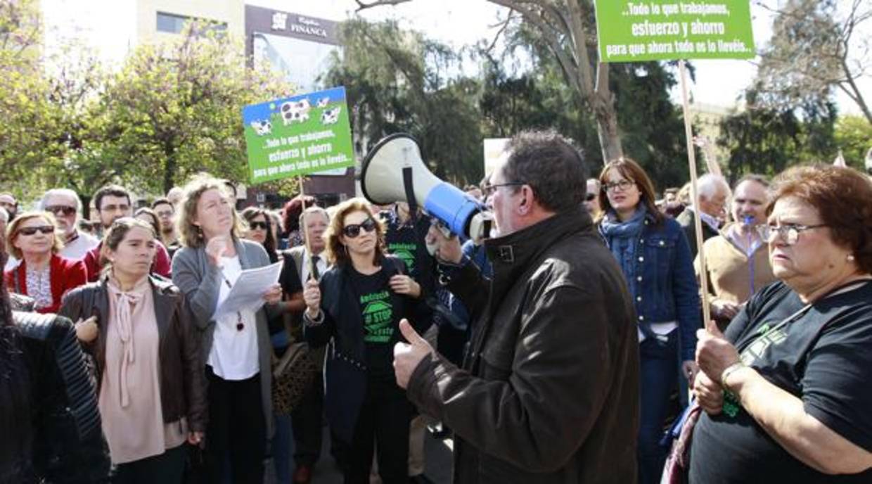 Protesta de Stop Impuesto Sucesiones a las puertas del Parlamento andaluz en abril