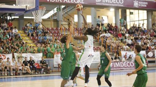 Una jugada del curso pasado del Yosíquesé Cordobasket