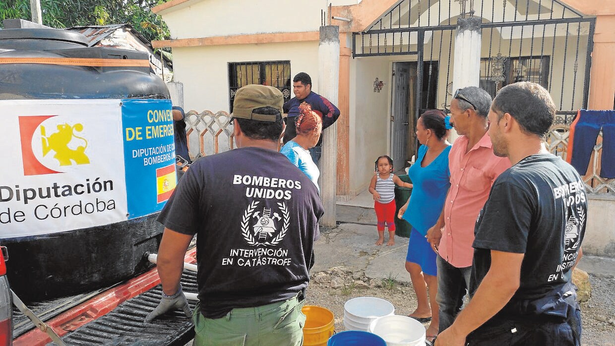 Dos bomberos de la Diputación han viajado a la República Dominicana para auxiliar tras el huracán