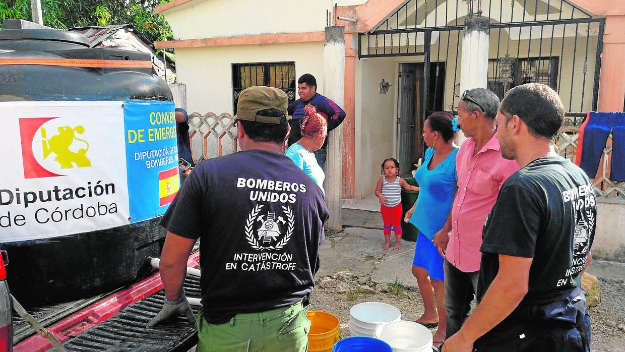 Dos bomberos de la Diputación han viajado a la República Dominicana para auxiliar tras el huracán