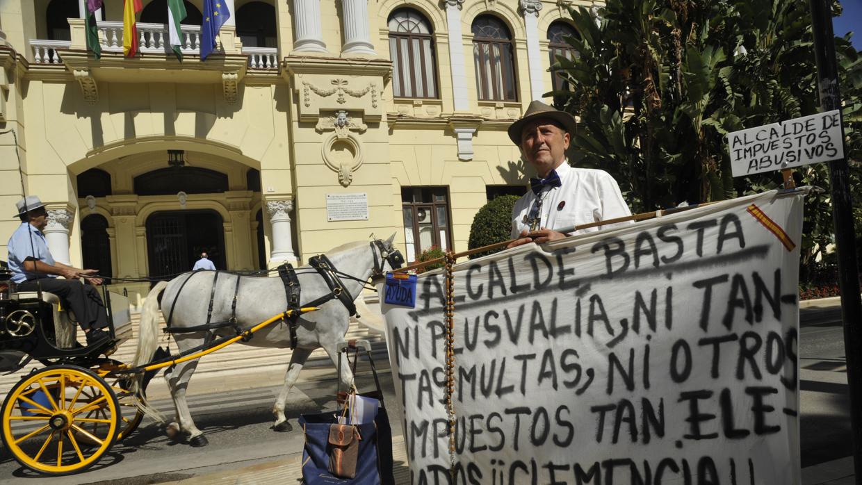 Antonio Cortés, afectado por las plusvalías por herencia, se manifiesta ante el Ayuntamiento de Málaga