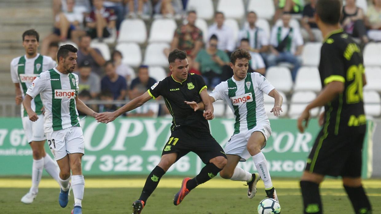 Víctor Mena y Caballero presionan a Álvaro Giménez, en un momento del Córdoba CF-Alcorcón