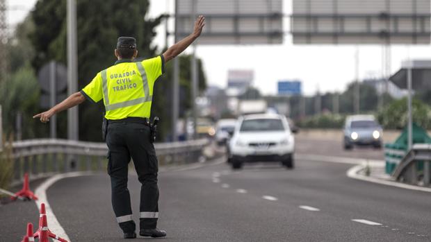 Un agente de la Guardia Civil controla el tráfico en la autovía