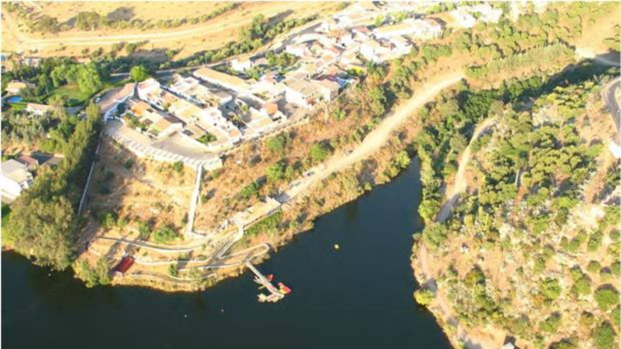 Vista aérea del entorno del pantano del Bembézar donde irá el parque multiaventura de Hornachuelos