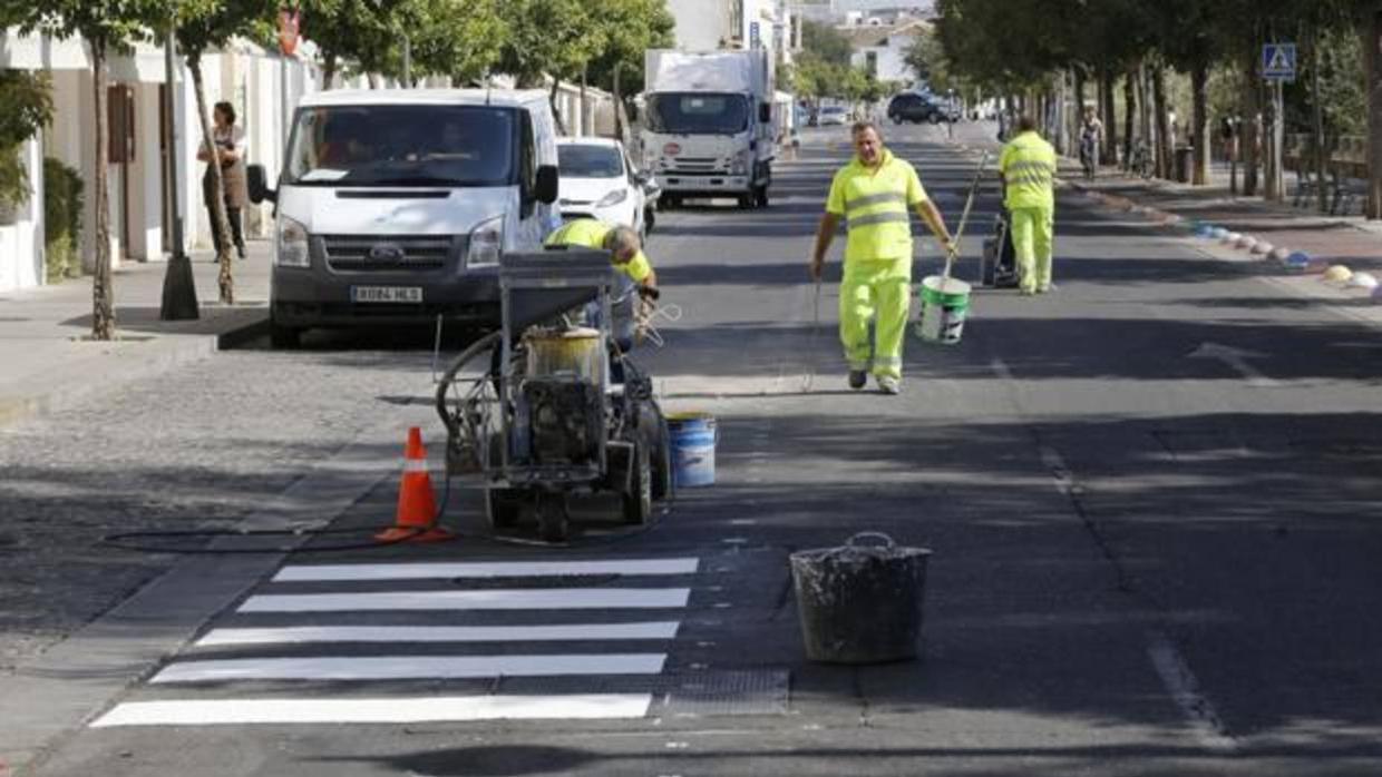 Operarios del Ayuntamiento trabajando en la Ronda de Isasa