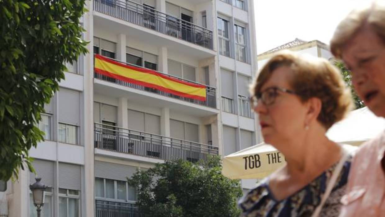 Bandera española en un balcón de un piso de Córdoba